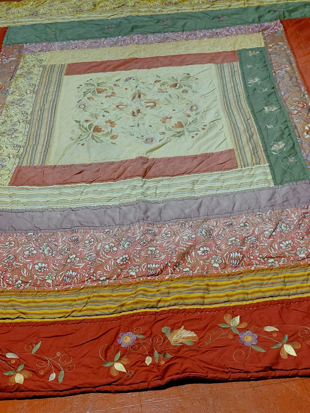 VINTAGE Handmade Queen Patchwork Floral Quilt - Red, Green, Cream 86